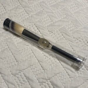 IT Cosmetics Dual-Tone Makeup Brush